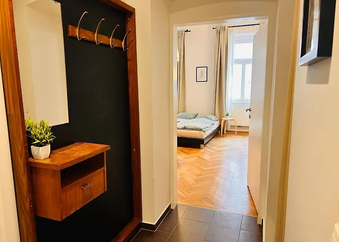 Small & Fine Near Akh * Vienna