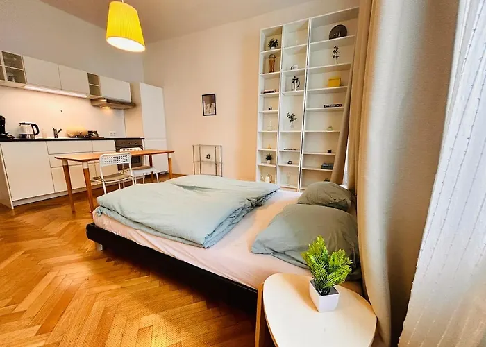 Small & Fine Near Akh * Vienna
