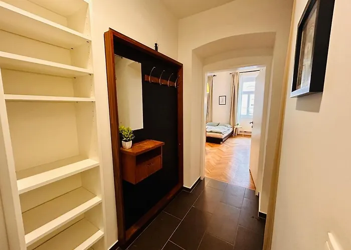 Small & Fine Near Akh Apartment Vienna